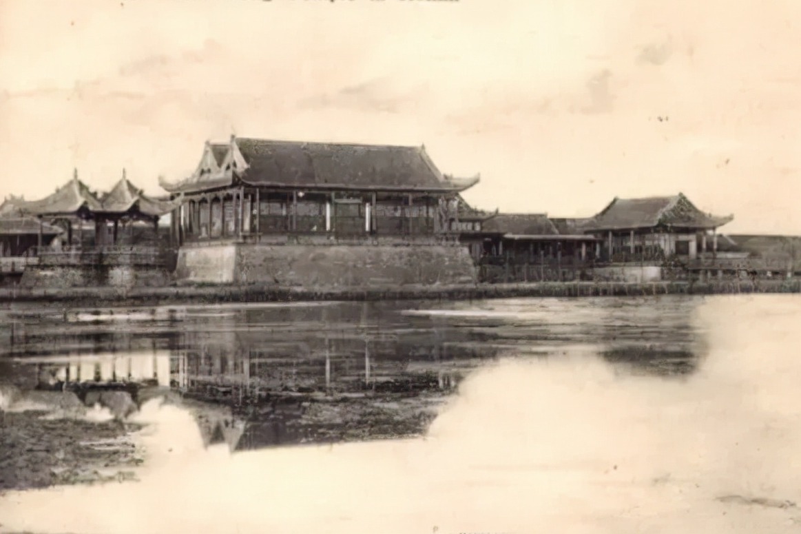 老照片：一百年前的中國，房屋殘破，人民生活異常艱難