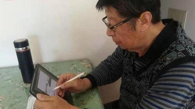 絕瞭！七旬老人“iPad畫畫”玩得溜