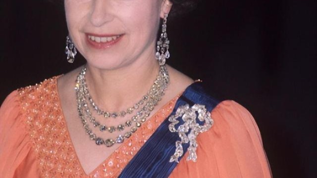 1961年，傑奎琳和英女王出席，兩人一樣穿藍裙子，卻一眼見輸贏