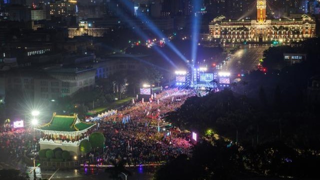 侯友宜凱道造勢8萬人冒雨參加，馬英九籲民眾不能支持違法濫權的賴清德