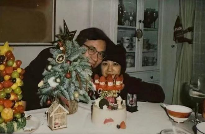 湯唯曬女兒拍的照片慶聖誕，夫妻甜蜜合照，愛女吃蛋糕好愜意