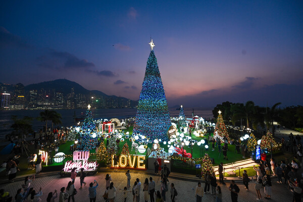 香港圣诞气氛浓 数十万人来港过节
