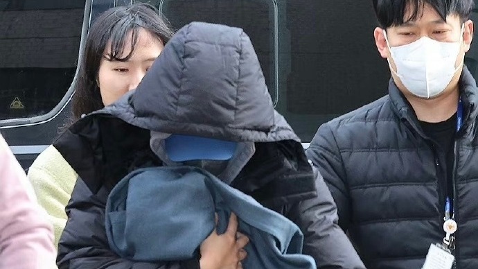 威脅李善均的女室長抱孩子出席庭審 此前向李善均勒索數千萬韓元