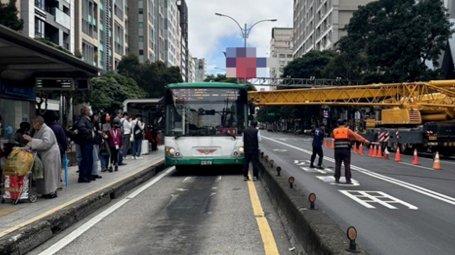 驚恐！臺北一起重機吊臂“掃中”公交車，島內網民：很離譜！