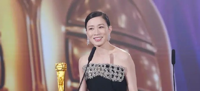 佘詩曼獲TVB最佳女主，實現三封視後，林峯楊茜堯為她頒獎