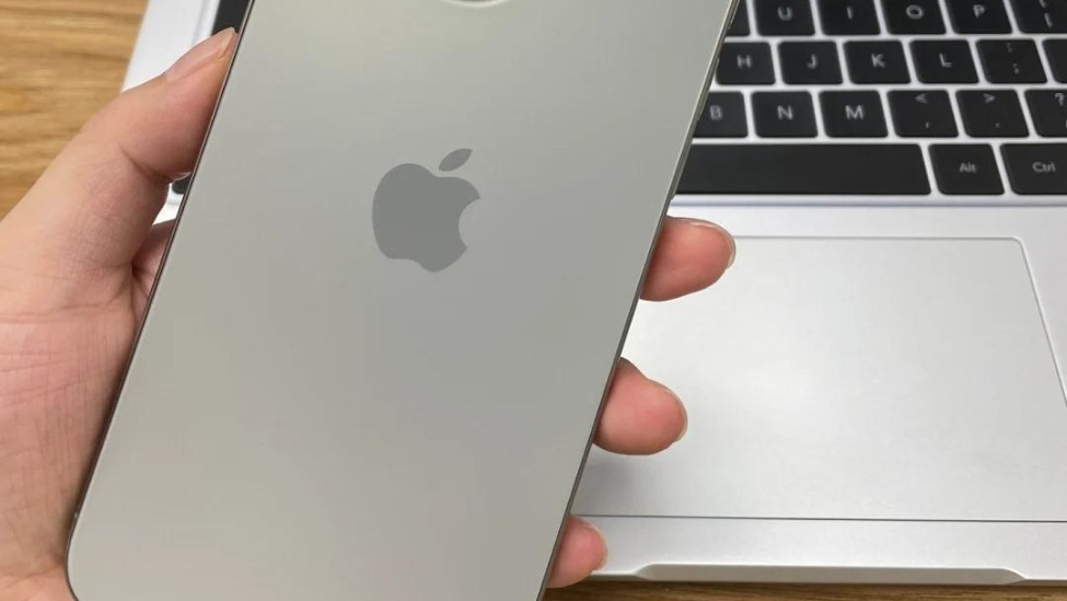 太狠瞭！iPhone15 Pro Max跳水近2000元，到底值不值得買？