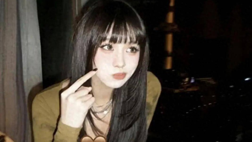 汪峰大女兒最新照片引熱議，濃妝艷抹穿著性感，網友：18就這樣瞭？