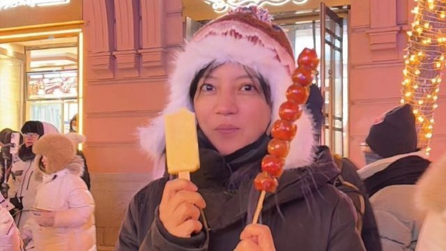 48歲趙薇近況曝光，現身哈爾濱街邊吃雪糕接地氣，素顏發胖不少