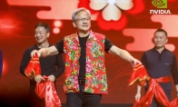 英偉達CEO黃仁勛低調來華 穿“東北大花”熱舞