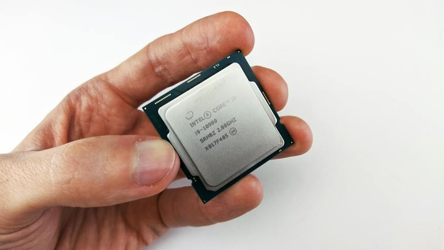 英特爾CEO基辛格：服務器和PC產品讓步，定制芯片將在2025年後引領潮流
