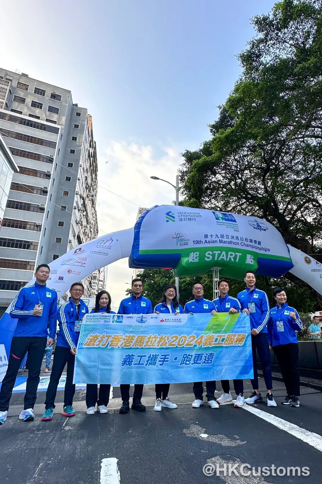 海关义工队全力支援渣打香港马拉松2024