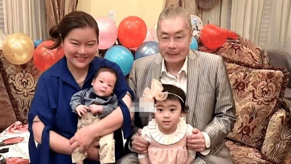 84歲劉詩昆曬全傢福，3歲女兒跟兒子顏值驚人，夫妻倆還在期待3胎