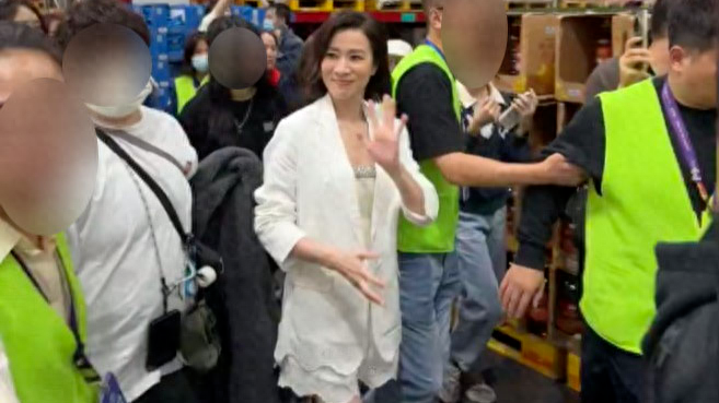 48歲TVB視後深圳逛超市引轟動！被人海淹沒強顏歡笑，護衛陣仗大