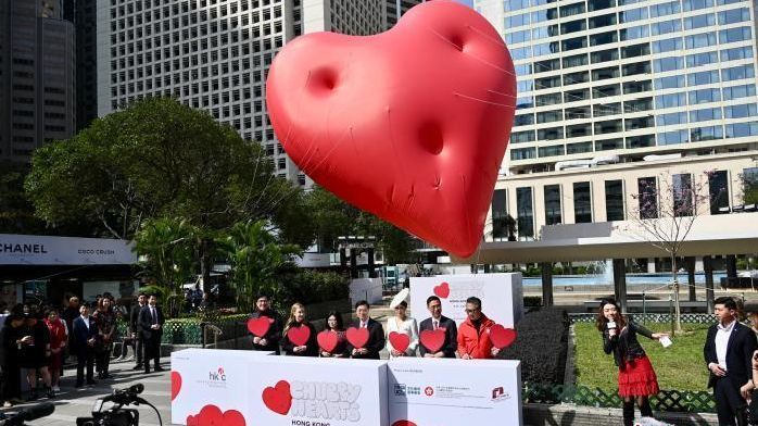 巨型红心亮相香港地标 李家超：展示香港创新与活力
