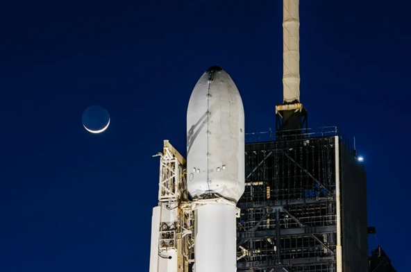 馬斯克SpaceX四枚火箭同時矗立發射場 星艦合體