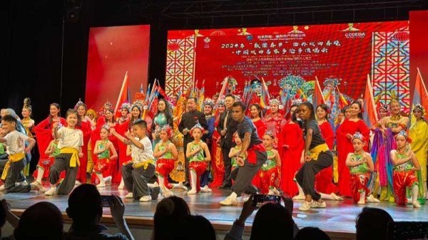 加中文化經濟發展聯盟“歡樂春節”海外戲曲春晚 — 中國名傢多倫多演唱會”演出獲得空前成功
