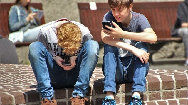 英國政府發佈指導意見，限制學生在校期間使用手機