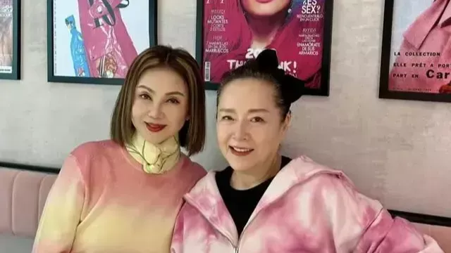 謝玲玲回臺灣與恬妞敘舊，兩人穿粉色上衣很年輕，摟肩合照像姐妹
