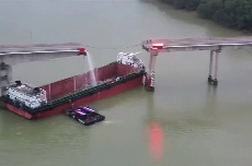 廣州瀝心沙大橋事故5人遇難，船員操作失當所致