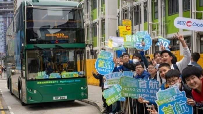 香港双层氢能巴士正式投入载客服务 大批巴士迷前来打卡