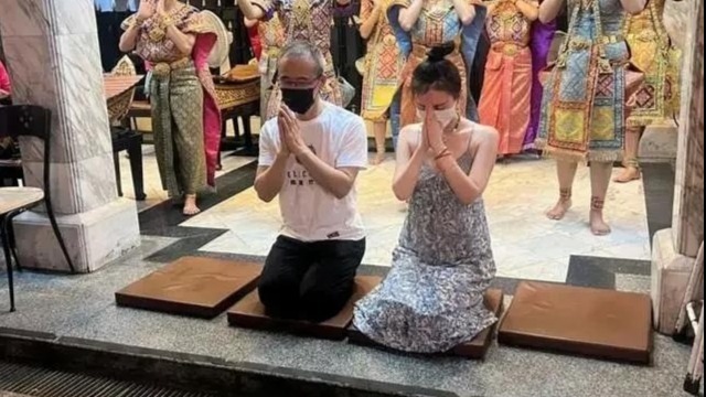 王石與田樸珺一起去泰國拜佛，夫妻倆虔誠跪拜，3歲女兒同行