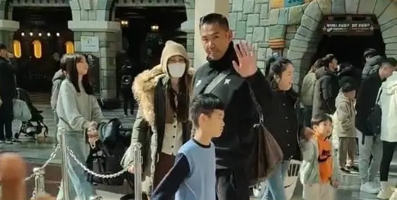 陳建州范瑋琪一傢韓國遊玩被偶遇 兩個兒子超活潑