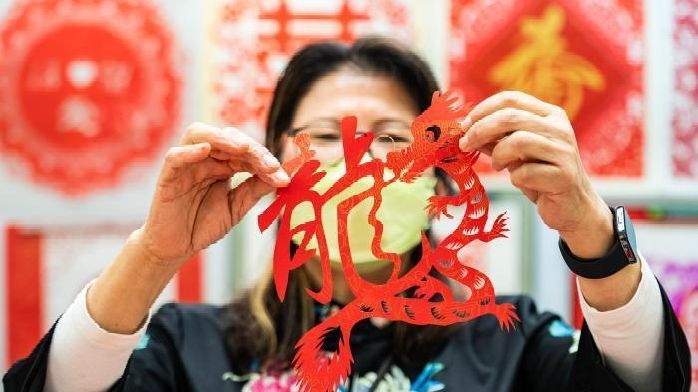 （新春见闻）寄手成春，剪出彩虹——专访香港剪纸艺术家孙虹