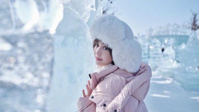 佟麗婭分享雪景美照，笑容甜美宛如夢中情人，與兒子同框超溫柔