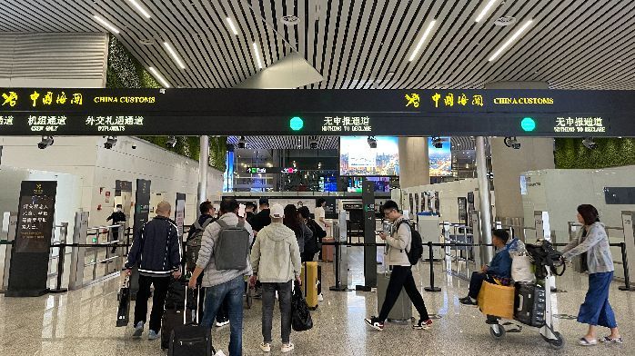 广州白云国际机场迎通关高峰，1月进出旅客超100万人次
