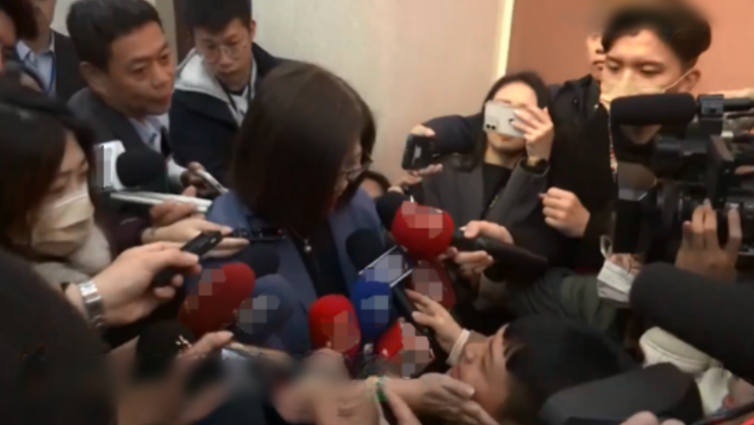 臺媒：“極為冷血”管碧玲摸男記者臉“測體溫”引爭議，被批構成性騷擾