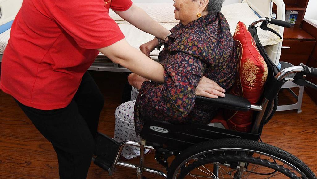 代表建議｜對長期在傢照顧特殊困難老人的贍養人提供免費護理培訓