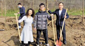 湖北武漢市民魏文芳義務植樹20多年：種樹，我們會繼續堅持下去