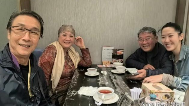 74歲劉松仁身材消瘦口齒不清，老友李立群來港探望，樂得像個孩子
