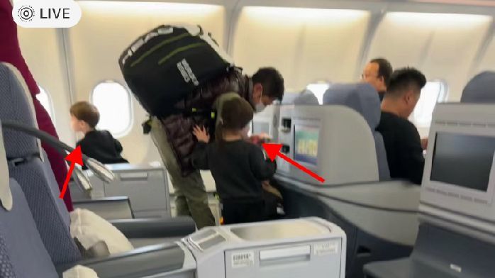 網友乘機偶遇撒貝寧，一人帶倆娃拿四大包行李，純素顏露面顯憔悴