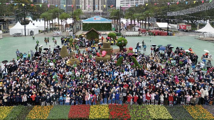 超过1100名学生为香港花卉展览镶嵌大型花坛