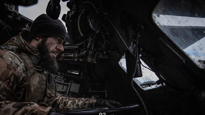烏軍93旅最新宣傳圖：手持柯爾特M5步槍，巡邏巴赫穆特