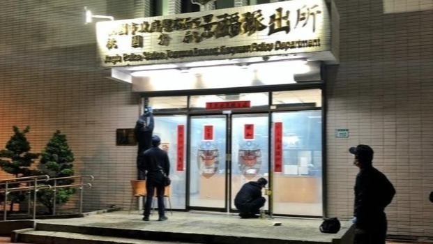 臺灣街頭爆槍戰警匪火拼近百槍，臺網友嘆：每天非槍即毒