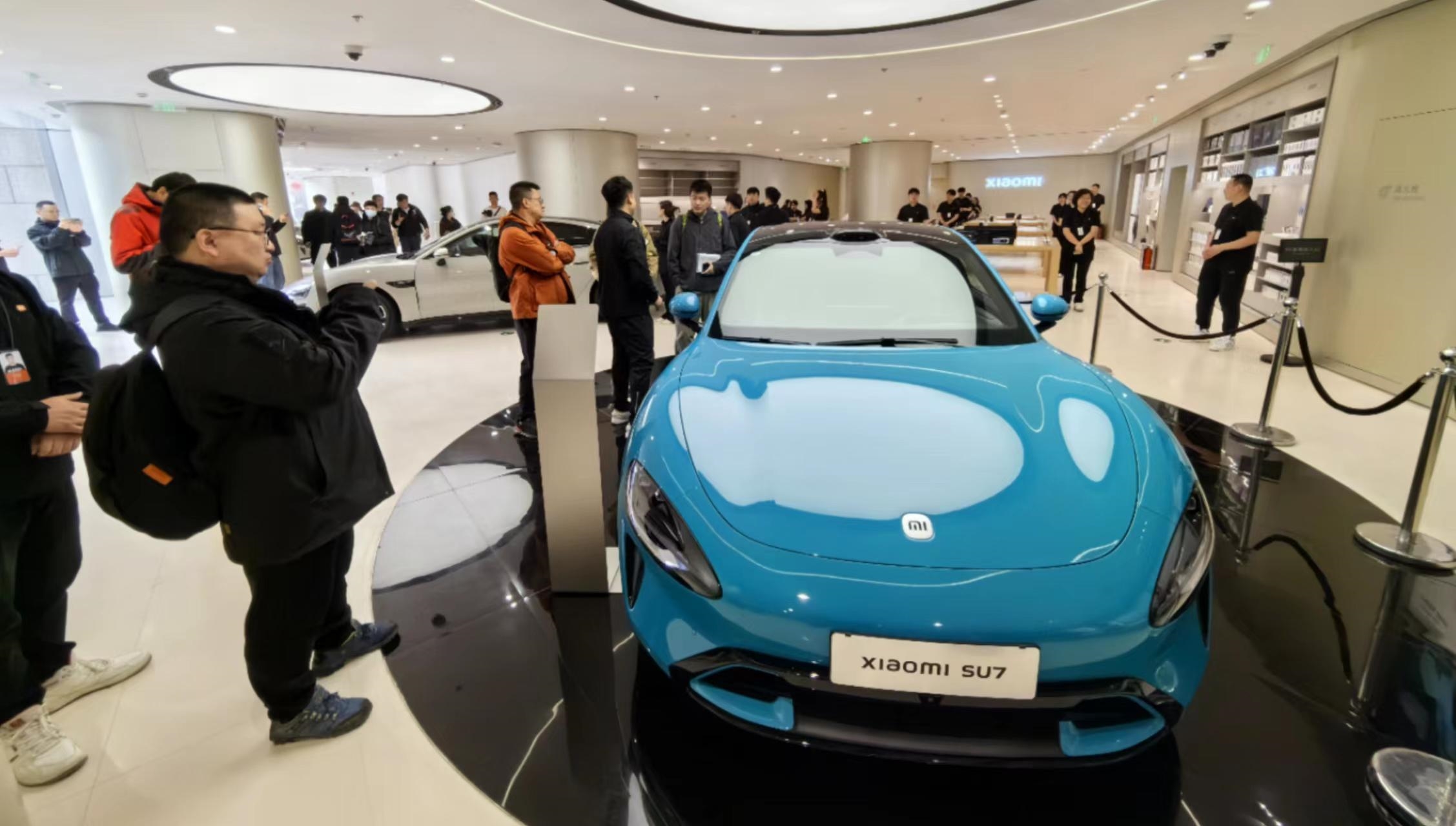 單店預約看車人數逾400 銷售人員：小米SU7價格可參考Model 3