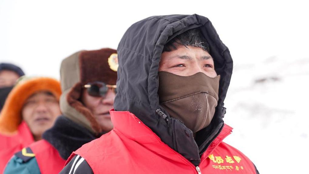 在冰川下行走的志願者：守護好“長江第一滴水”
