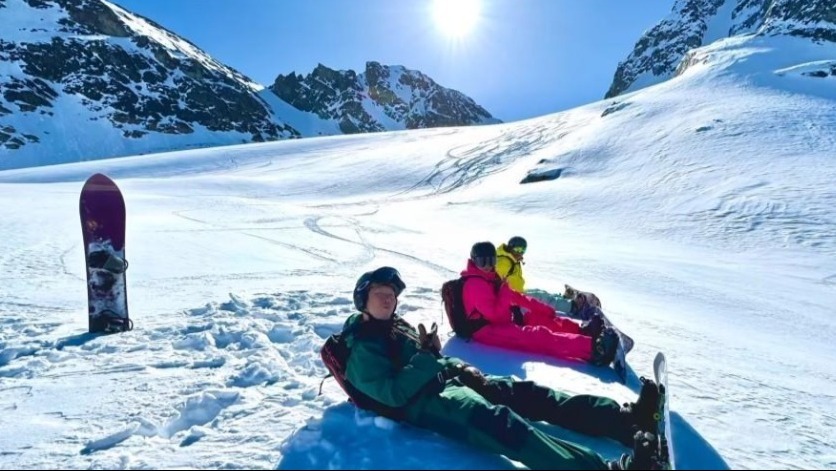 滕麗名夫婦豪遊加拿大！出入別墅搭直升機滑雪挑戰10萬英呎雪山