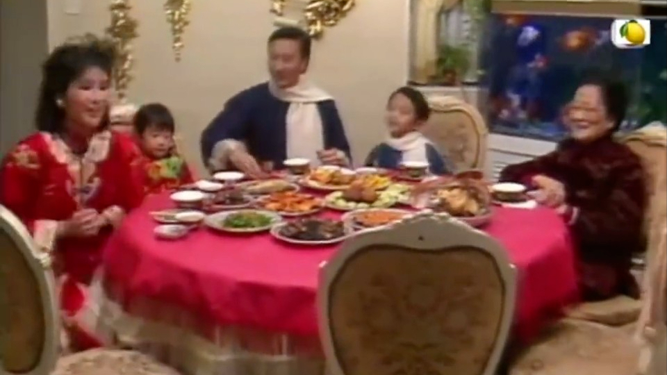 謝霆鋒6歲時一傢吃年夜飯視頻瘋傳！山珍海味擺滿桌，謝賢忙夾菜