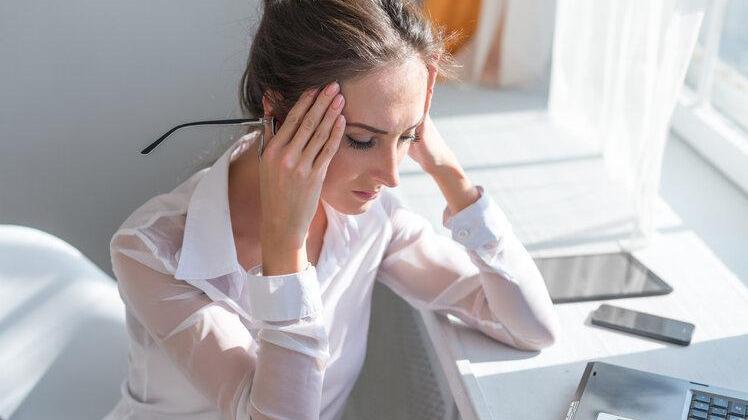 經常偏頭痛，要小心！可能是這4種嚴重疾病的暗號