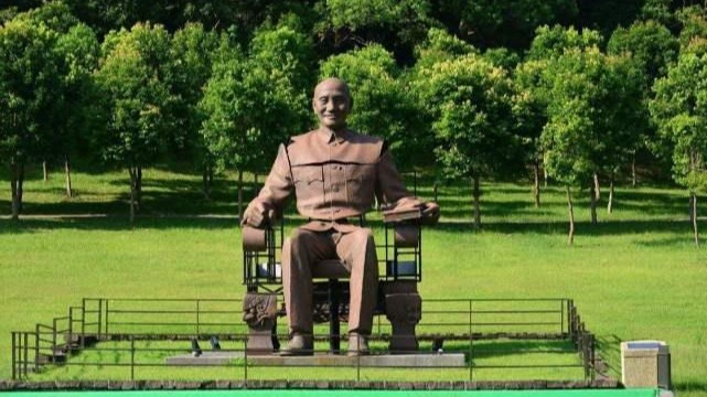 民進黨要求拆除臺軍中蔣介石銅像，遭島內網民嘲諷
