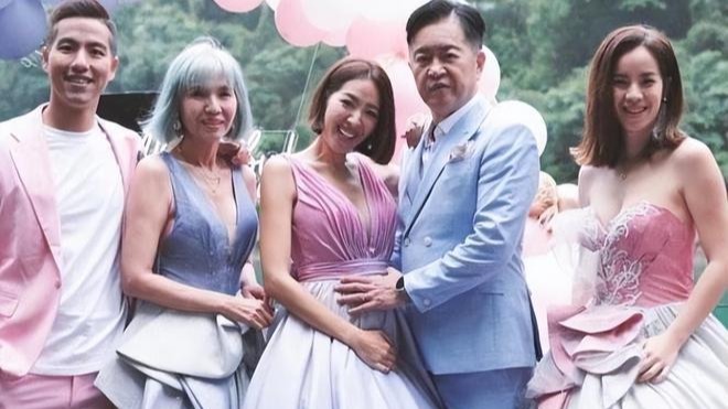 39歲劉伊心官宣三胎，63歲富豪老公舉辦派對，夫妻秀恩愛慶祝