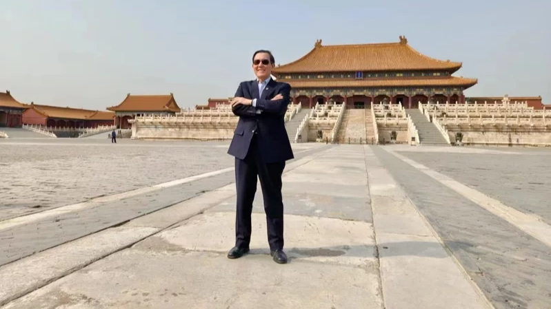 馬英九參訪北京故宮，在太和殿前拍照，還問耶倫來瞭嗎